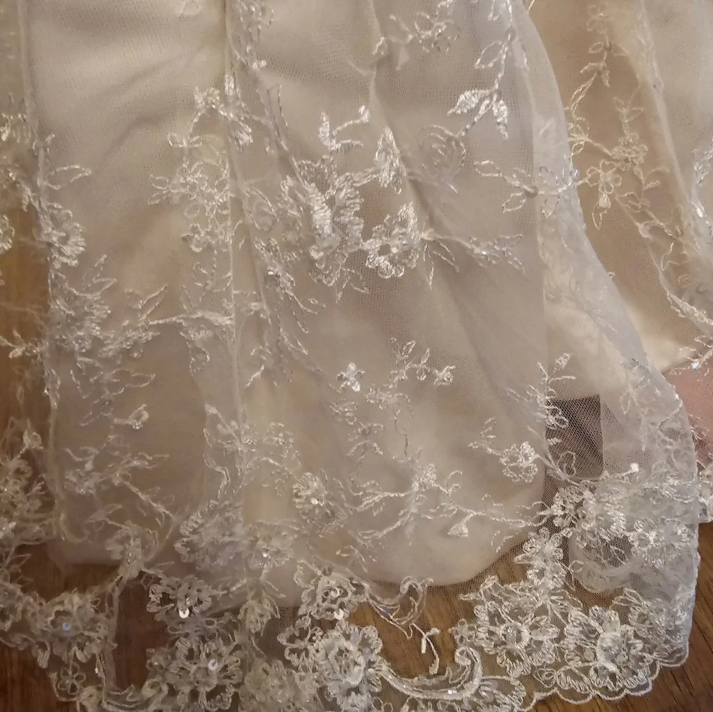 Wedding dress - Picture 13 of 16